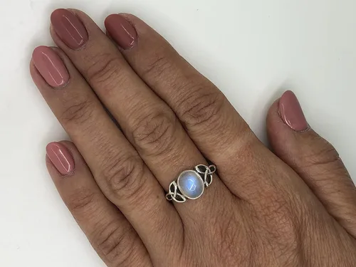 Vista 4 de Anillo triquetra ovalado de plata de ley 925 con piedra lunar Delicada joyería bohemia chic Moda y elegante para mujer con bolsa de regalo