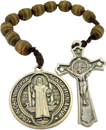Religious Gifts Rosario de madera marrón con cuentas de oración con medalla de San Benito y crucifijo, 9 pulgadas