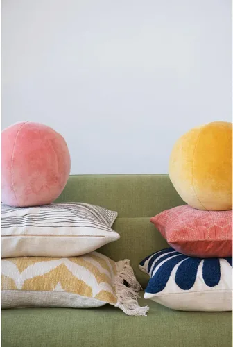 Vista 4 de Creative Co-Op Almohada de algodón con patrón lumbar Ikat y borlas, 16 pulgadas de largo x 24 pulgadas de ancho x 2 pulgadas de alto, amarillo