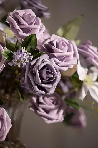 Vista 5 de TINGE TIME Flores moradas artificiales, flores falsas para decoración de rosas con tallo, 25 flores artificiales para ramo de boda, centro de mesa