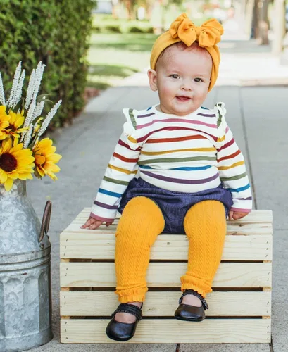 Vista 2 de RuffleButts Bloomer tejido con volantes para bebéniñas pequeñas