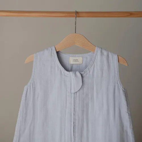 Vista 2 de mushie Manta vestible para bebé 100% muselina de algodón orgánico Saco de dormir para bebés (azul bebé)
