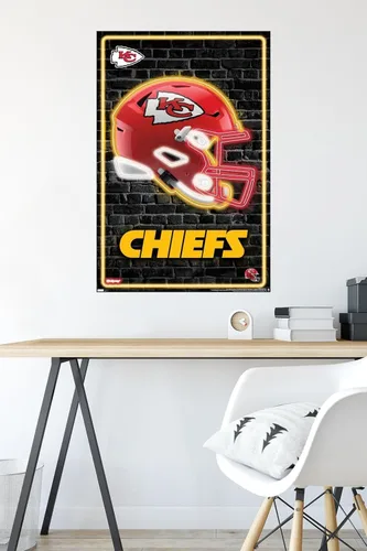 Vista 4 de NFL Kansas City Chiefs - Póster de pared con casco neón 23, 34 pulgadas de largo x 22.4 pulgadas de ancho, versión sin marco
