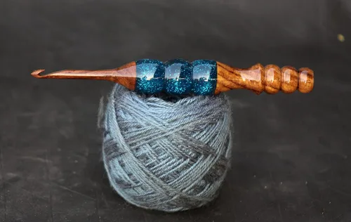 Vista 3 de Ganchos de ganchillo hechos a mano de resina epoxi y mezcla de madera, agujas ergonómicas de mango suave, tejido de punto, hilo artesanal