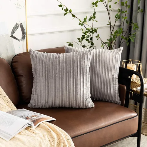 Vista 149 de UGASA - Fundas de almohada decorativas de terciopelo suave y sólidas de Navidad para sala de estar/sofá, 16 x 16 pulgadas, 2 unidades, color burdeos