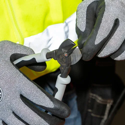 Vista 2 de Klein Tools J63215 Journeyman Cortador de cables compacto para instalación de paneles solares, corta cable de aluminio, cobre y comunicaciones