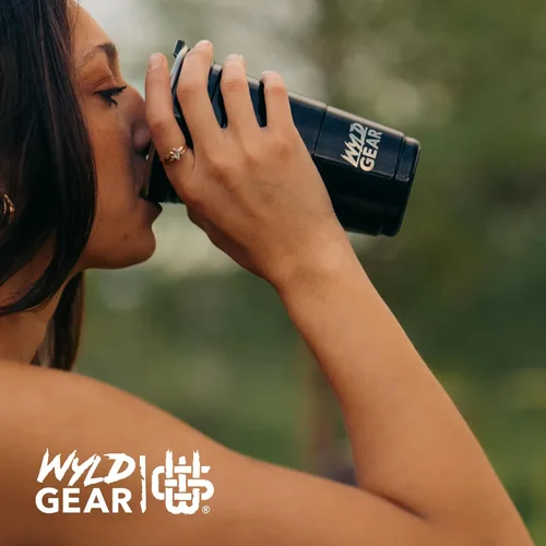 Vista 2 de Wyld Gear Wyld Cup - Vaso de acero inoxidable aislado al vacío con tapa, 16 onzas, azul marino