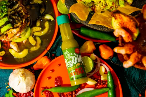 Vista 5 de La Perrona Green Chiltepin - Botella de salsa picante de 5 onzas Chiltepin Pepper Salsa Picante Extra picante Hecho a mano Paquete de 3