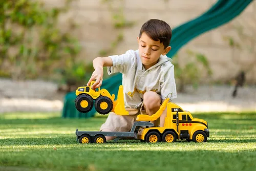 Vista 6 de CAT Juguetes de construcción, CAT Construction Heavy Mover, semi camión y remolque con minicargadora de ruedas, luces y sonidos, a partir de 3 años