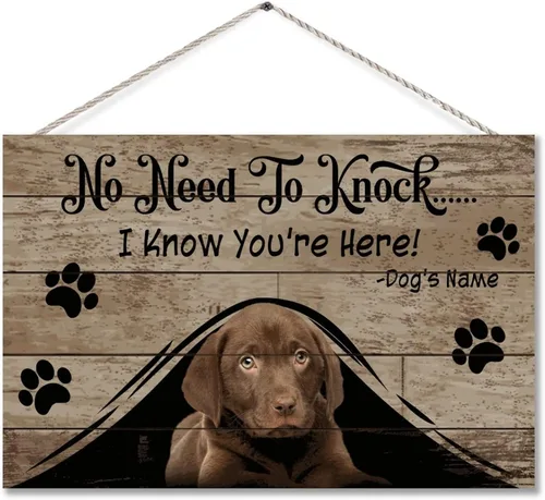 Vista 12 de Letrero de madera con texto en inglés "No Need to Knock I Know You're Here" Pit Bull con nombre de perro personalizado, placa de madera colgante