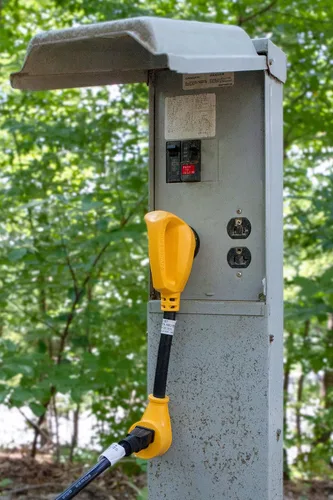 Vista 2 de Camco 12" PowerGrip Dogbone Electrical Adapter with Handle 30 amp Male to 15 amp Female (55155)