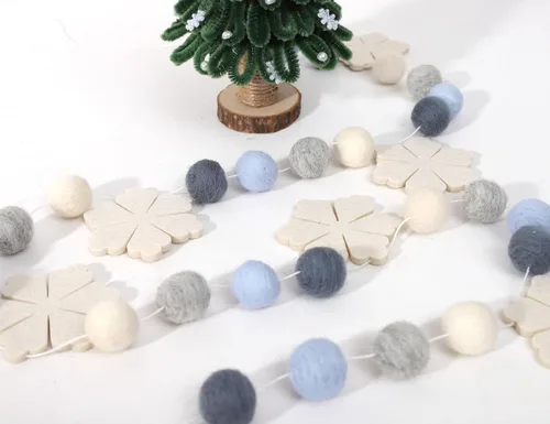 Vista 4 de Guirnalda de copos de nieve de fieltro, guirnalda de bolas de fieltro de copo de nieve, decoración de pared de invierno, guirnalda de Navidad