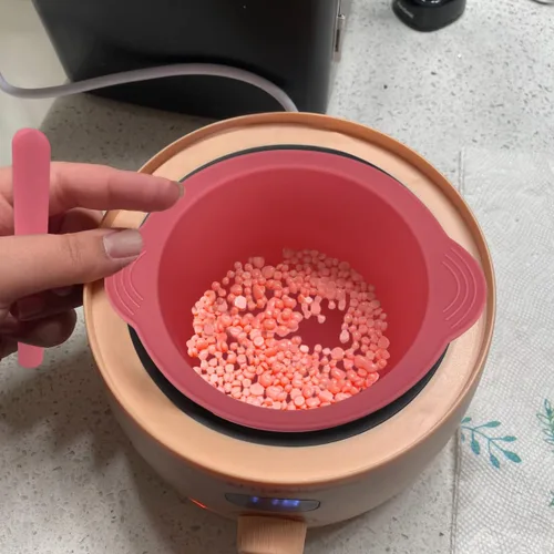 Vista 2 de KVZVK Cuenco de Cera de Silicona Antiadherente Recipiente Forro para Depilación con Espátula de Cera (Rosa)