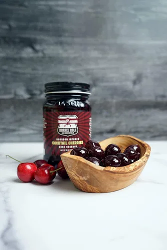 Vista 4 de Barrel Roll Bar Essentials Cerezas de cóctel – Cerezas oscuras con infusión de bourbon premium para cócteles, bebidas alcohólicas, platos de queso