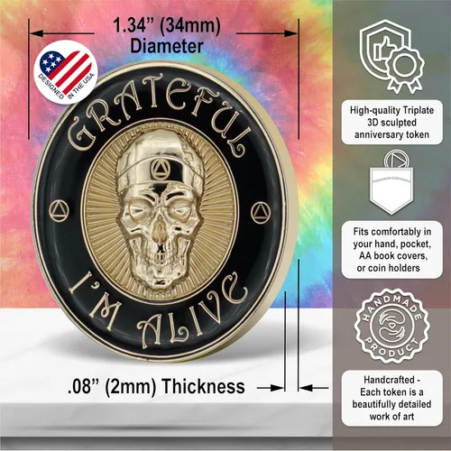 Vista 3 de The Token Shop - Moneda de sobriedad de Grateful I'm Alive, medallón de chip AA de calavera esculpida en 3D, alcohólicos anónimos de oración