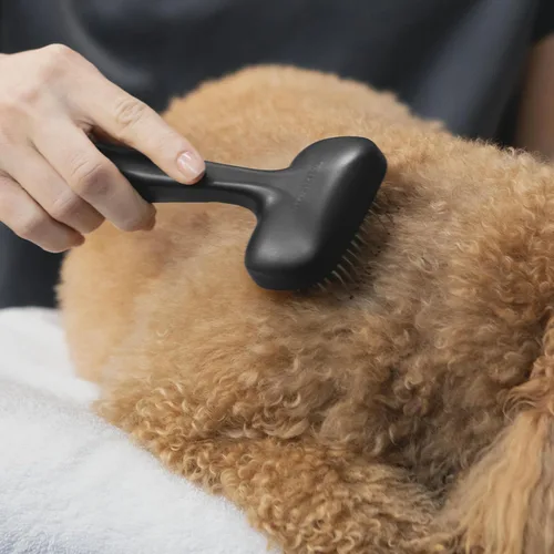 Vista 5 de Tweezerman Dog and Cat Slicker Brush for Pets, Grooming Brush with Coated Bristles to Prevent Scratching and Ergonomic Handle