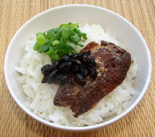 Vista 3 de Dace (frito y entero) con frijol negro salado en aceite 6 latas