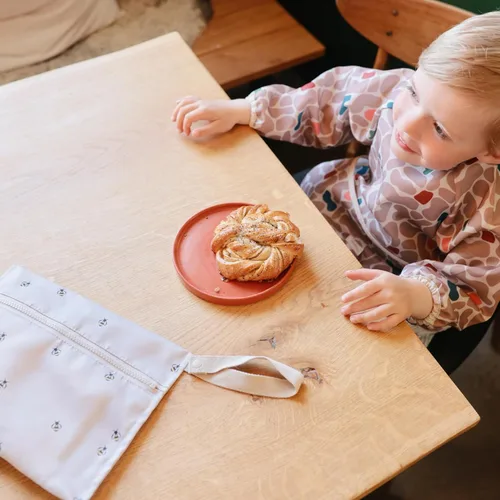 Vista 4 de Mushie - Babero de manga larga para bebé, resistente al agua, ajuste ajustable para edades de 6 a 24 meses