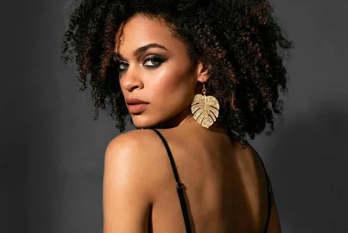 Vista 2 de Elegantes aretes de hoja de Monstera hechos a mano y collares de clip para mujer. Elegante joyería de hoja de palma de oro y plata. Accesorios