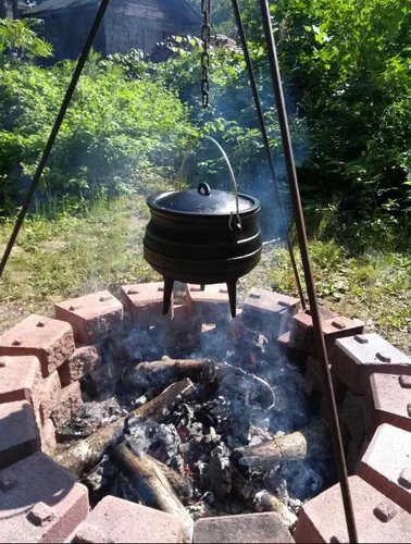 Vista 2 de Cuisiland Olla de caldero Potjie de hierro fundido de 8.5 cuartos con tapa y 3 patas, olla pre-sazonada estilo sudafricano para cocinar al aire