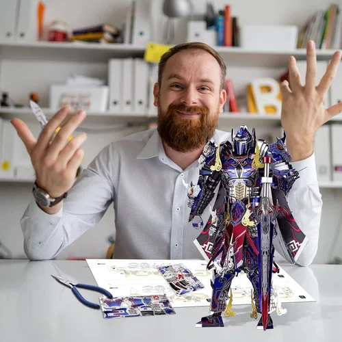 Vista 3 de Piececool - Rompecabezas 3D de metal con herramientas de bricolaje - Los kits de construcción de figuras de mecha del Titán para adultos, kits