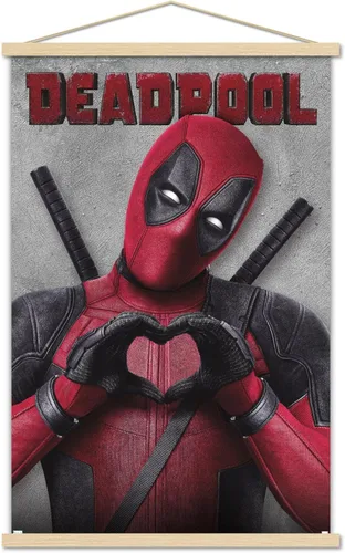 Trends International Marvel Deadpool Legacy - Póster de pared de corazón, 22.37 x 34.00 pulgadas, paquete de impresión premium y colgador de madera