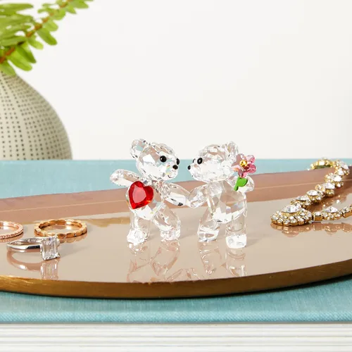 Vista 6 de SWAROVSKI Kris Bears Happy Together - Juego de figuras de cristal Swarovski transparente con un corazón rojo y acento de flor rosa, parte