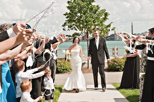 Vista 2 de Kingsnow 50 piezas de varitas de cinta con triple cinta y campana plateada, varitas de fiesta, serpentinas, varillas de cinta, varitas mágicas