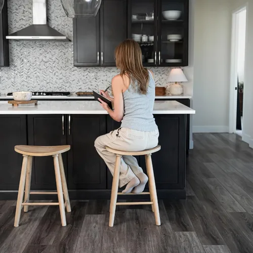 Vista 2 de Maven Lane Luna - Juego de 2 taburetes de mostrador redondos de 26 pulgadas con reposapiés, madera maciza natural, diseño que ahorra espacio