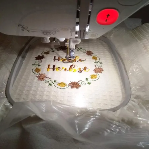 Vista 6 de New Brothread Peso Ligero Transparente Lavable - Película de Acabado de Bordado Soluble en Agua - Rollo de 10"x10 Yardas - Corta en Varios Tamaños