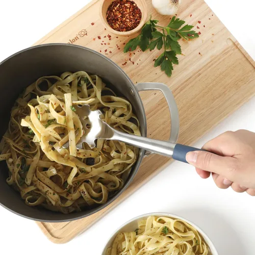 Vista 4 de Calphalon Edge Servidor de pasta de espagueti de acero inoxidable con mango de goma termoplástica - azul marino