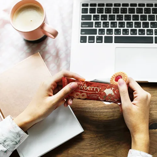 Vista 4 de Dewberry Thai Premium - Galletas de sándwich con sabor a crema y fresa Peso neto 1.27 oz. X 3 bolsas