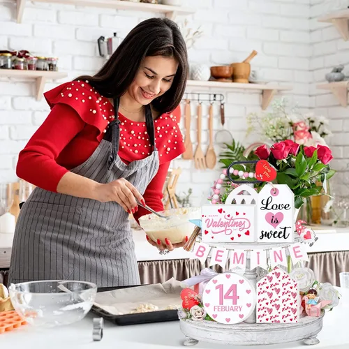 Vista 2 de 10 piezas de decoración de bandeja escalonada de gnomos para el día de San Valentín (bandeja no incluida), en forma de corazón de madera y guirnalda