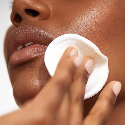 Vista 3 de Versed Weekend Glow Daily Brightening AHA Liquid – Tónico exfoliante suave con vitamina C y botánicos – Ayuda a mejorar visiblemente la claridad