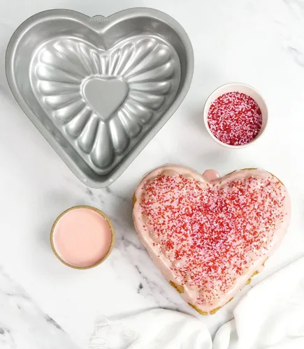 Vista 5 de USA Pan Global Bakeware Molde para pastel con forma de corazón elegante