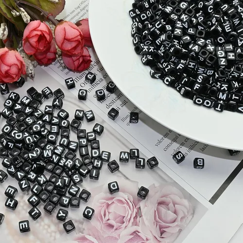 Vista 7 de Amaney - 800 cuentas de letras negras cuadradas de 0.236 in para hacer joyas, collares, pulseras