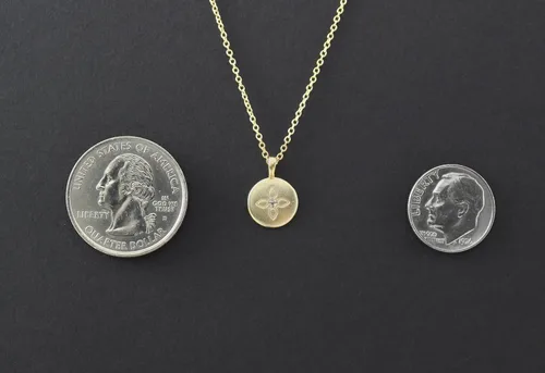 Vista 5 de A Charmed Impression Collar de disco de cristal de loto dorado - Regalo para hija seleccionado a mano