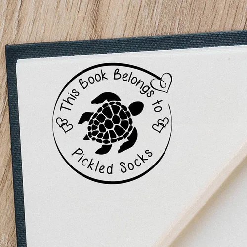 Vista 5 de de The Library of Book Stamp – Etiqueta de nombre personalizada para niños autoentintada para libros escolares. Este libro pertenece a un sello