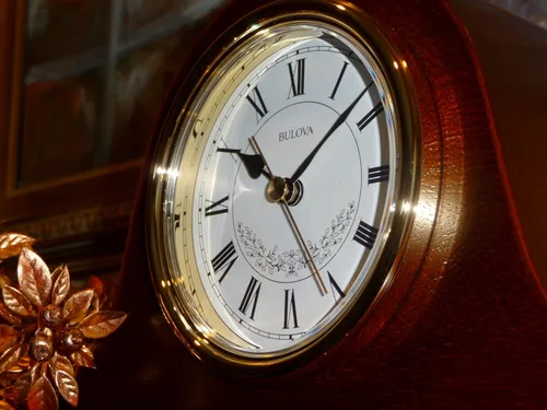 Vista 2 de Bulova B1929 Bulova Annette I - Reloj de mesa con campanada, Modelo B1929 Acabado clásico en caoba Melodía Westminster en cada hora Funciona