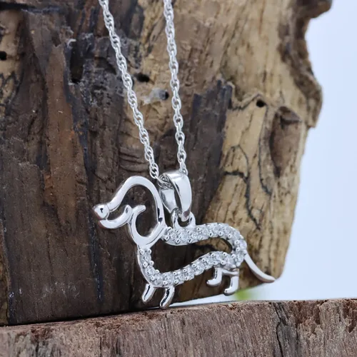 Vista 4 de Collar con colgante de corazón de perro salchicha con circonita cúbica blanca, de corte redondo, para mujer en oro de 14 quilates sobre plata de ley