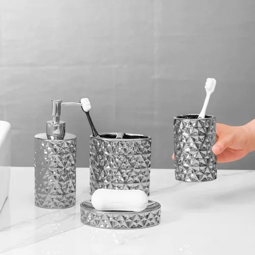 Vista 4 de Juego de accesorios de baño plateados de 5 piezas, incluye basura, soporte para cepillos de dientes, vaso para cepillo de dientes, dispensador