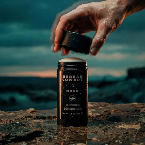 Vista 4 de Herban Cowboy Desodorante con infusión de aloe Dusk con toques de cedro, lavanda, lima y sándalo (2.8 onzas)