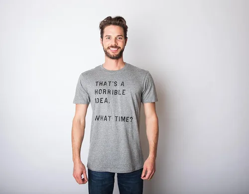 Vista 2 de Camiseta divertida con texto en inglés "Thats A Horrible Idea What Time" para adultos