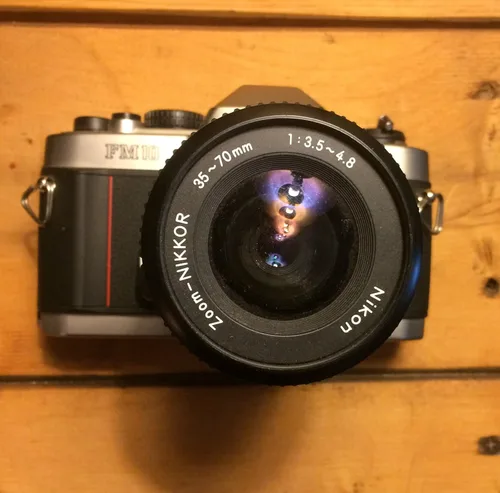 Vista 2 de Cámara Nikon FM-10 SLR con lente de zoom de 3570mm f3.54.8.