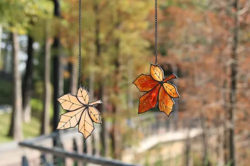Vista 2 de Atrapasoles de hojas de arce para ventana, vitral, decoración del hogar, decoración de hojas de otoño, regalos para mujeres..