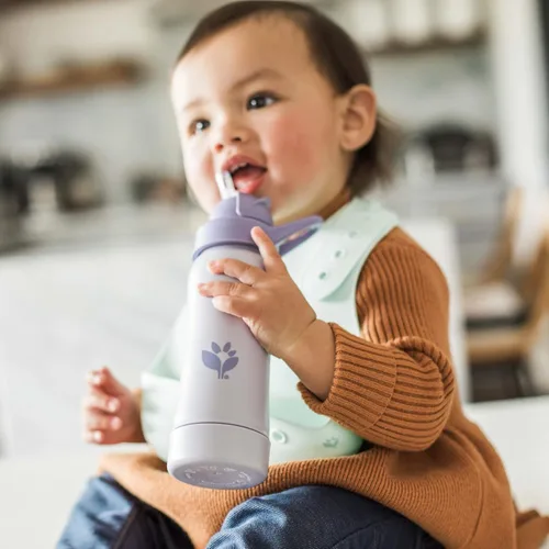 Vista 3 de Green Sprouts® Sprout Ware® Botella con popote de 10 onzas, 6 meses +, plástico vegetal, silicona curada con platino, apta para lavavajillas, crece
