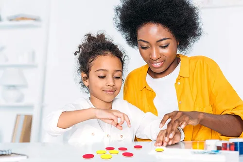 Vista 7 de hand2mind Contadores matemáticos de plástico para niños, contadores rojos y amarillos, manipuladores matemáticos para contar, clasificar, patrones