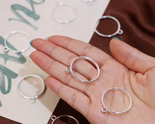 Vista 2 de Shapenty Colgantes de molde hueco de bisel abierto de metal, marco redondo en blanco, dijes huecos para proyectos de manualidades de resina