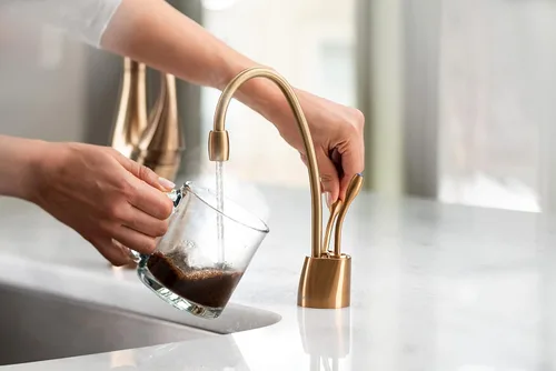 Vista 3 de InSinkErator F-HC1100-BB Indulge - Grifo dispensador de agua fría y caliente, bronce cepillado