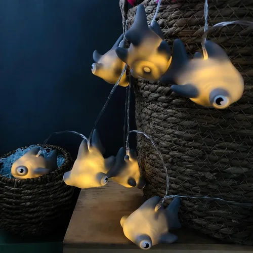 Vista 12 de Tira de luces de pez manchado de 5.4 pies, 10 luces LED de hadas de peces a pilas, luz nocturna de mero, para decoración del hogar, fiesta, Peces